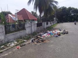 Samping Rumah Dinas Manager PLN  Rantau kota Jadi Tumpukan Sampah