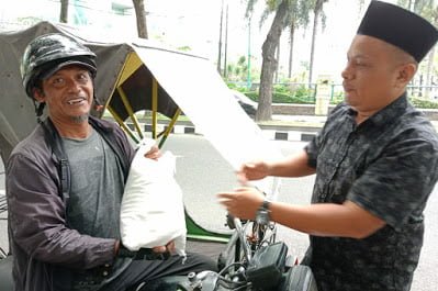 Koordinator Wartawan Unit DPRD Medan Bagikan Beras Pada Abang Becak dan Petugas Bestari