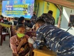 TNI AL Lantamal I Belawan Gelar Vaksinasi di Pesisir Danau Toba