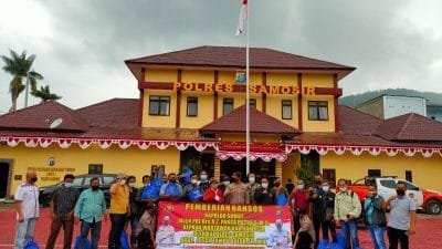 Kapolres Samosir Peduli Jurnalis Berbagi Sembako Bantu Wartawan di Masa Pandemi