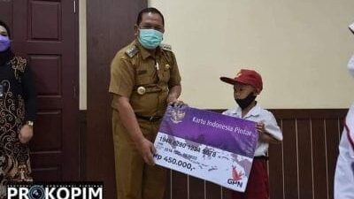Walikota Psp Serahkan KIP Kepada Siswa Secara Simbolis