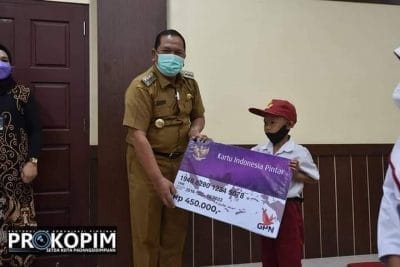 Walikota Psp Serahkan KIP Kepada Siswa Secara Simbolis