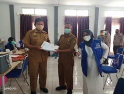 Kades Pandau Jaya Siak Hulu Kampar Serahkan Data Vaksin Tahap Satu