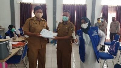 Kades Pandau Jaya Siak Hulu Kampar Serahkan Data Vaksin Tahap Satu