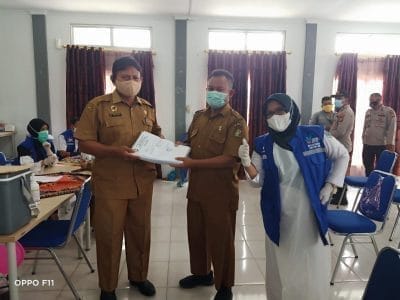Kades Pandau Jaya Siak Hulu Kampar Serahkan Data Vaksin Tahap Satu