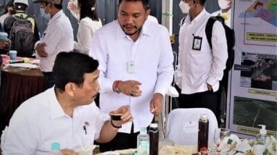 Bupati Franc Perkenalkan Produk Lokal Pakpak Bharat Ke Menko Marves