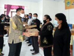 Bupati Pakpak Bharat Bagikan Peralatan Lab Komputer Sekolah Guru dan Siswa