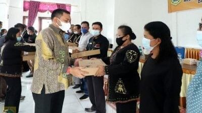 Bupati Pakpak Bharat Bagikan Peralatan Lab Komputer Sekolah Guru dan Siswa