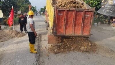 PTPN III Distrik Asahan Lakukan Penimbunan Jalan Rusak dan Berlubang