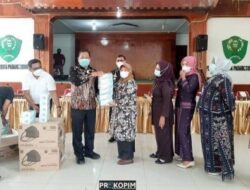 Walikota P. Sidimpuan Bersama Kadisdik Bagikan Masker kepada Guru dan Siswa