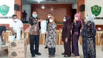 Walikota P. Sidimpuan Bersama Kadisdik Bagikan Masker kepada Guru dan Siswa