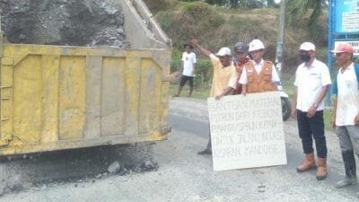 Warga Sambut Baik, PTPN III Kebun Pulau Mandi Perbaiki Jalan Rusak