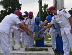 Prajurit TNI AL Lantamal I Belawan Adakan Ziarah Tabur Bunga di TMP BB