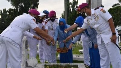 Prajurit TNI AL Lantamal I Belawan Adakan Ziarah Tabur Bunga di TMP BB