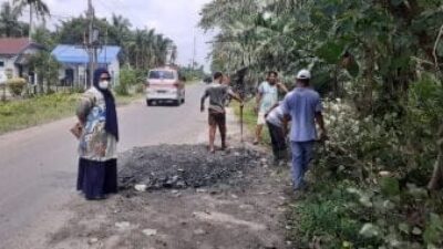 PTPN III Kebun Huta Padang Lakukan Penimbunan Jalan Berlubang