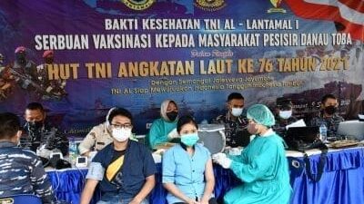TNI AL Lantamal I Belawan Gelar Vaksinasi Dosis Kedua di Pesisir Danau Toba