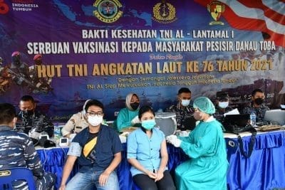 TNI AL Lantamal I Belawan Gelar Vaksinasi Dosis Kedua di Pesisir Danau Toba