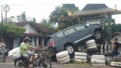 Kijang Tergelincir Negkreng di Gapura Tugu Pencak Silat