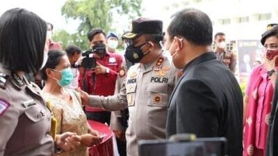 Kapolda Sumut Tinjau Vaksinasi dan Berikan Bansos di Tarutung
