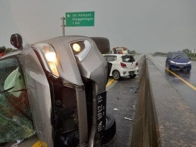 Usai Tabrak Beton, Mobil Fortuner Hantam Agya Alami Kecelakaan di Jalan Tol Sei Sergai