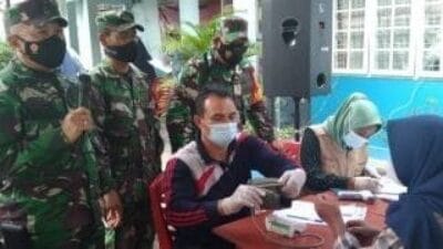 Koramil 06/SH Bekerjasama UPT Pukesmas Kubang Jaya Siak Hulu Kampar Adakan Vaksinasi