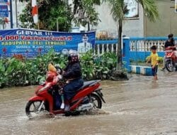 Akibat Banjir, Akses ke Kantor Kepala Desa Marindal Satu Terganggu