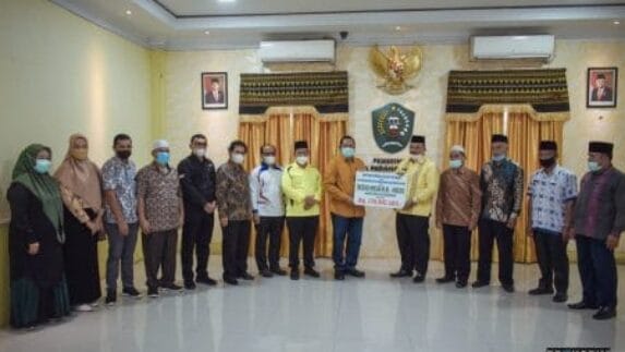 Walikota Sidimpuan Serahkan Bantuan Zakat, Infaq, Sodaqoh
