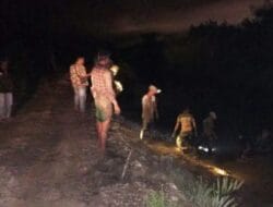 Warga Paluh Kurau Terpaksa Gotongroyong Malam Hari Guna Mencegah Datangnya Banjir Rob