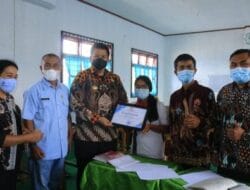 Bupati Samosir Berikan Piagam Penghargaan Kepada Pelita Sitanggang Atas Prestasi Kompetisi Sains Nasional