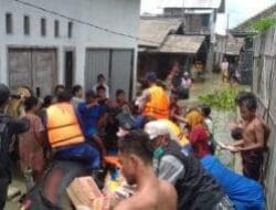 Polairud Polres Lamsel, Berikan Bantuan Sembako Kepada Warga Terendam Banjir