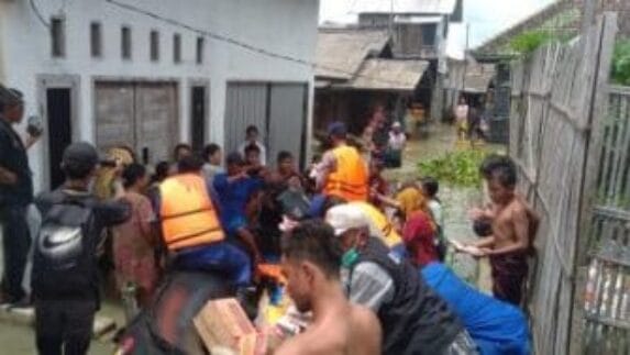 Polairud Polres Lamsel, Berikan Bantuan Sembako Kepada Warga Terendam Banjir