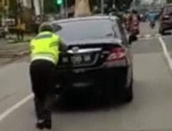 Personil Lantas Polsek Medan Kota Bantu Dorong Mobil Atasi Kemacatan