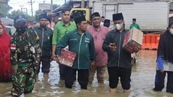 PD Al Washliyah Batu Bara Bantu Ratusan Paket Sembako Ke Warga Terdampak Banjir