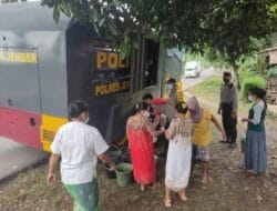 Water Canon Milik Polres Jember Diserbu Warga Terdampak Banjir
