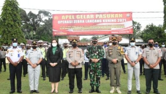 Kapolres Kampar Sematkan Pita Operasi Zebra Lancang Kuning 2021