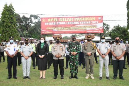 Kapolres Kampar Sematkan Pita Operasi Zebra Lancang Kuning 2021