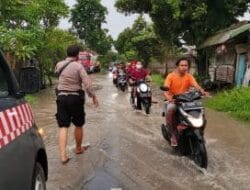 Babinkamtibmas Wirowongso Jember Bantu Evakuasi Korban Banjir