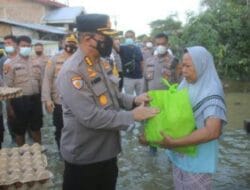 Irwasda Polda Sumut Didampingi Kapolres Serdang Bedagai Berikan Bantuan Sembako Kepada Korban Banjir