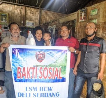 RCW Deli Serdang Serahkan Bantuan Sembako Pada Warga Kurang Mampu