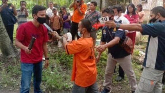 Personil Polsek Biru-Biru Lakukan Pengamanan Rekon Kasus Pembunuhan