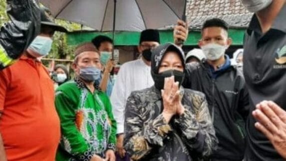 Mensos Risma Jenguk Kakak Beradik Alami Keterbelakangan Mental