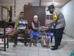 Usai Divaksin, Bripka Muktar Sambangi Kakek 81 Tahun