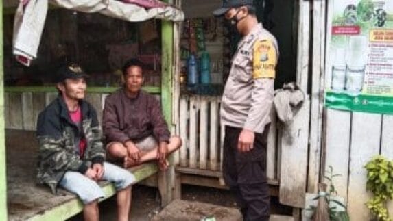Bhabinkamtibmas Polres Tapsel Ajak Vaksin Disambut Baik Warga