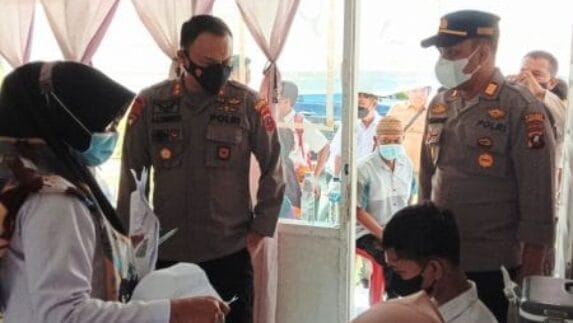 Kapolres Labuhanbatu Tinjau Pelaksanaan Vaksin