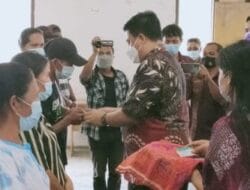 Bupati Samosir Serahkan Jaminan Kesehatan Nasional