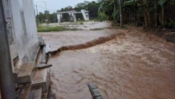 Suami Istri Hilang Terbawa Banjir Bandang di Jember