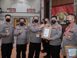 Kapolres Taput Terima Piagam Penghargaan Vaksinasi Tercepat dari Kapolda Sumut