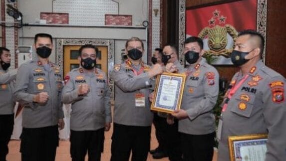 Kapolres Taput Terima Piagam Penghargaan Vaksinasi Tercepat dari Kapolda Sumut
