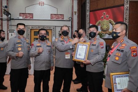 Kapolres Taput Terima Piagam Penghargaan Vaksinasi Tercepat dari Kapolda Sumut