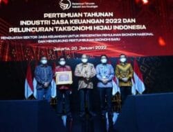 Walikota Tebing Tinggi Terima Penghargaan dari OJK